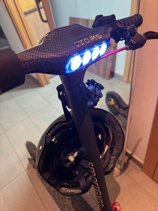 Patinete eléctrico con casco, candado y timbre