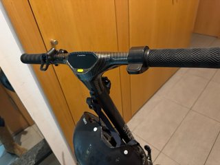 Patinete eléctrico con casco, candado y timbre