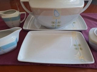 Sopera y bandejas de porcelana