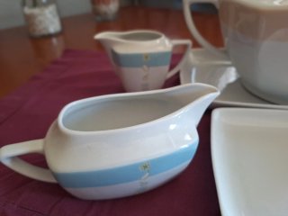 Sopera y bandejas de porcelana