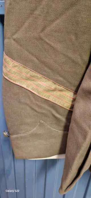 Uniforme militar antiguo con gorra