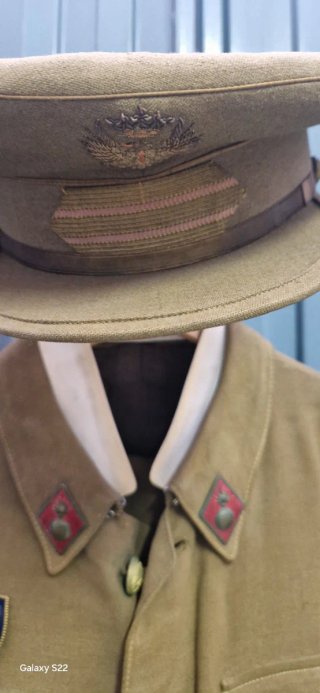 Uniforme militar antiguo con gorra