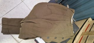 Uniforme militar antiguo con gorra