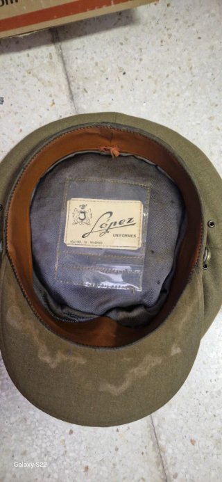 Uniforme militar antiguo con gorra