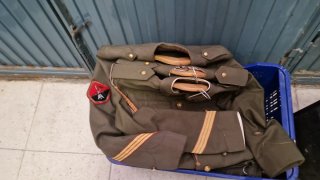 Uniforme militar antiguo con gorra
