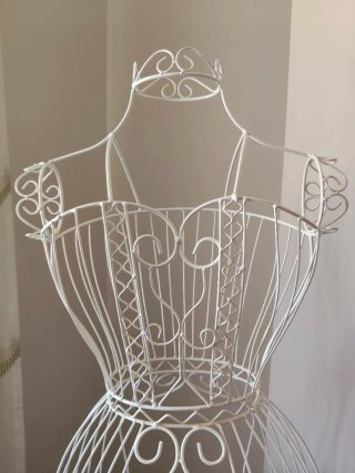 Maniquí de metal blanco decorativo