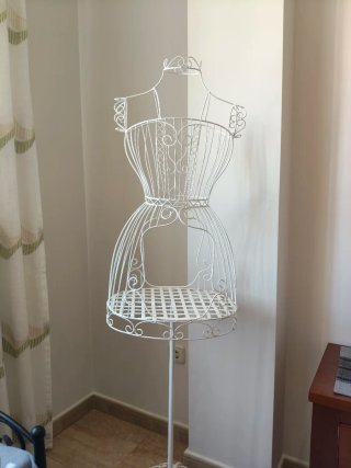 Maniquí de metal blanco decorativo