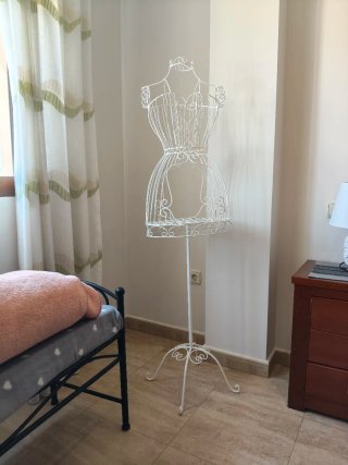 Maniquí de metal blanco decorativo