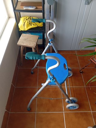 Andador plegable con asiento y ruedas para mayores