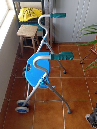 Andador plegable con asiento y ruedas para mayores