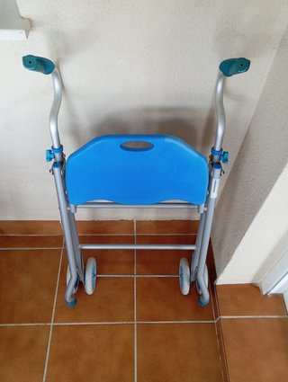 Andador plegable con asiento y ruedas para mayores