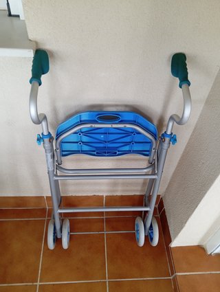 Andador plegable con asiento y ruedas para mayores
