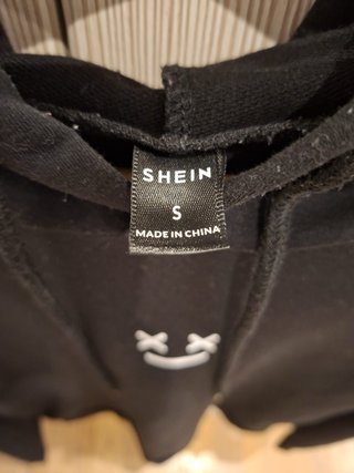 Sudadera negra con carita sonriente