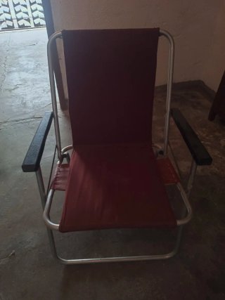 Silla de playa plegable roja y plateada