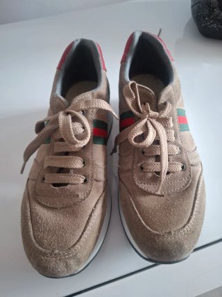 Zapatillas ante marrón con rayas