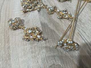 Aderezo de oro con perlas y piedras INCOMPLETO