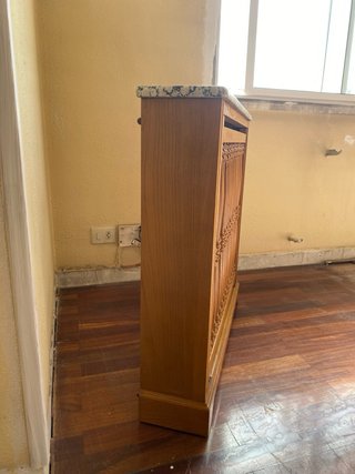 Cubre radiador de madera y mármol