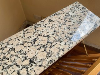 Cubre radiador de madera y mármol