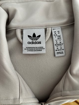 Chándal Adidas Beige con Logo Dorado