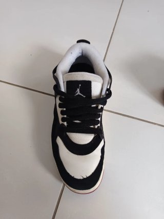 Zapatillas Jordan Negras y Blancas