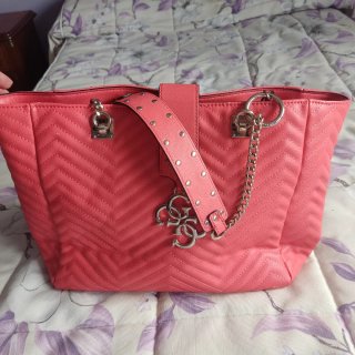 Bolso Guess  coral. nuevo
