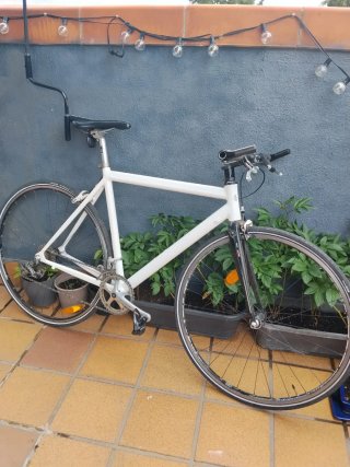 Bicicleta de carretera blanca para ciudad