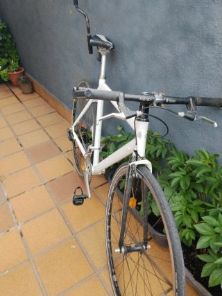 Bicicleta de carretera blanca para ciudad