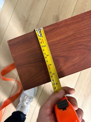 Estantería de madera marrón