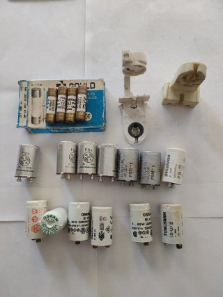 Fusibles, cebadores y soportes fluorescentes