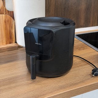 Freidora aire Cecotec 5,5L con dispensador aceite