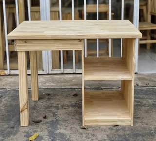 Escritorio de madera con espacio para almacenaje.