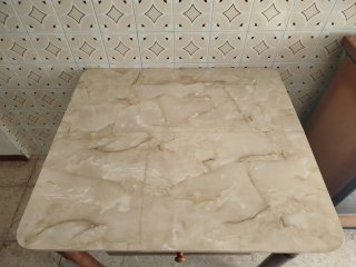 Mesa de cocina extensible de madera y mármol