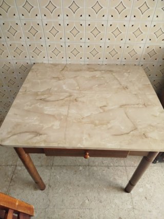 Mesa de cocina extensible de madera y mármol
