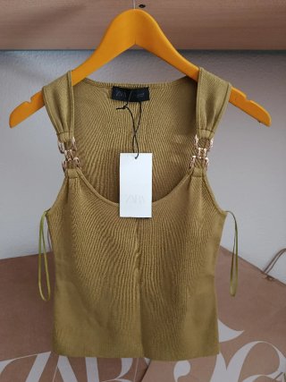 Top Zara verde oliva con detalles dorados