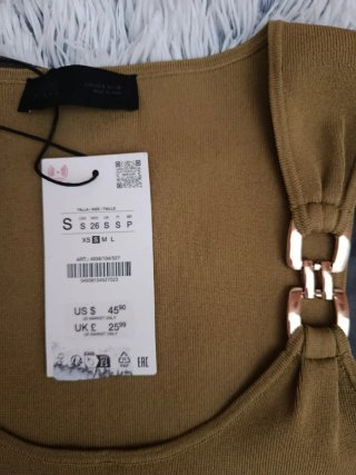 Top Zara verde oliva con detalles dorados
