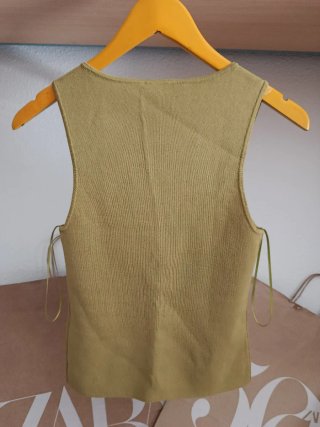 Top Zara verde oliva con detalles dorados