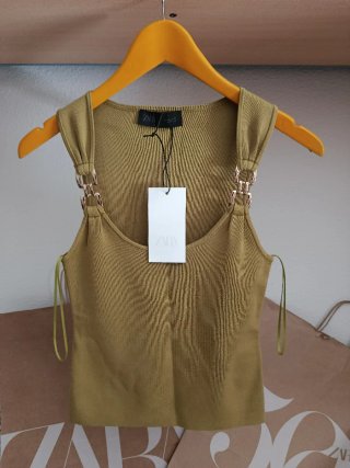 Top Zara verde oliva con detalles dorados