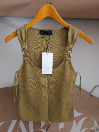 Top Zara verde oliva con detalles dorados