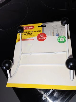 Colgador de pared Liyset con 4 pomos