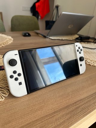 Nintendo Switch OLED Bianca con gioco Pokémon