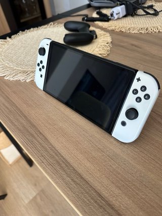 Nintendo Switch OLED Bianca con gioco Pokémon