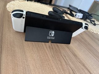 Nintendo Switch OLED Bianca con gioco Pokémon