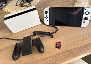 Nintendo Switch OLED Bianca con gioco Pokémon