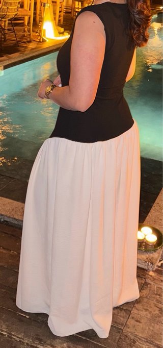 Vestido negro y blanco sin mangas