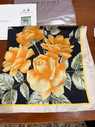 Foulard con rose arancioni