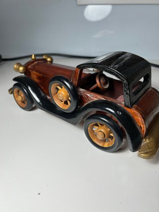 Coche de madera decorativo