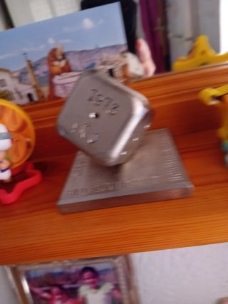 Dado de metal