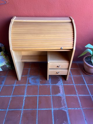 Escritorio de madera con persiana