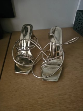 Zapatos de tacón dorados