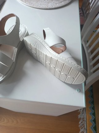 Sandalias blancas cómodas